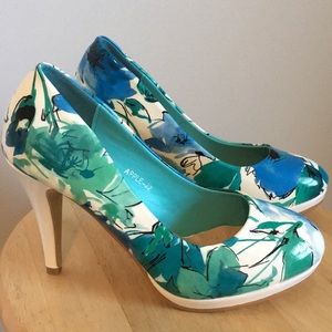 Fun spring floral platform pumps.  NWOT!